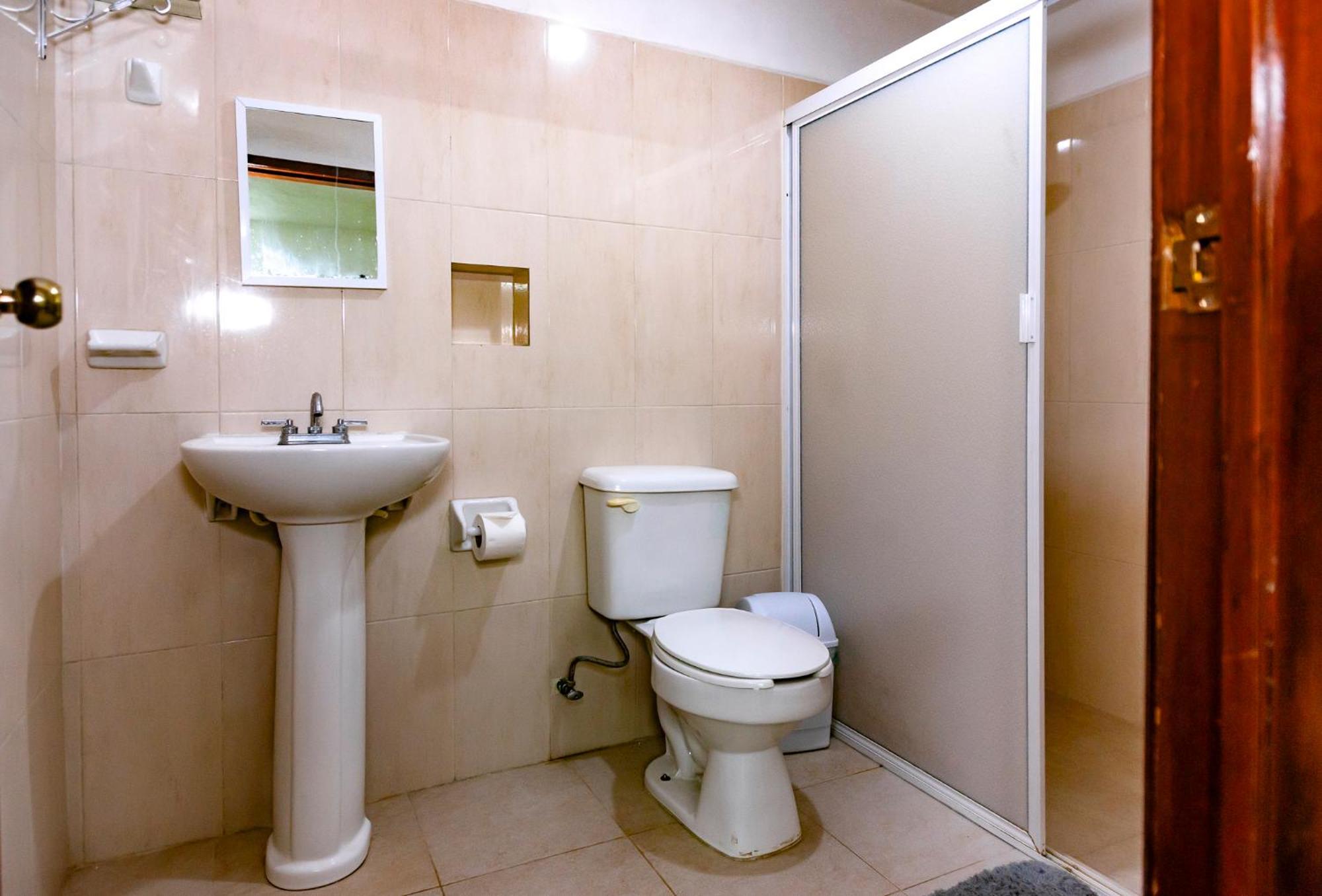 Hostal Casa Cucu - Wifi, Hot Water, Ac, Free Water Refill - Stay 3 Nights Or More And Get 1 Day Free Bikes & 1 Free Laundry Wash 바야돌리드 외부 사진